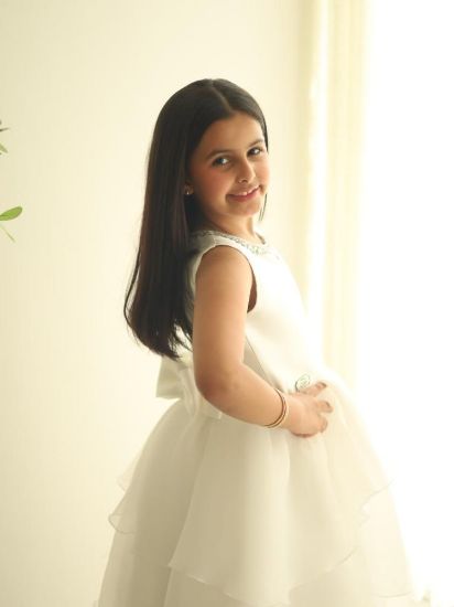 صورة فستان سهرة أبيض للأميرات يجمع بين الفخامة و الاناقة